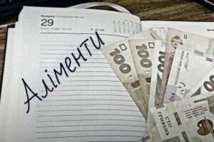 Дівчина через суд стягнула аліменти з батьків