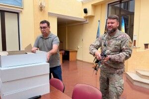 Медики головної лікарні Волині передали легендарній бригаді дрони