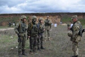 Маріупольці готуються до оборони рідного міста