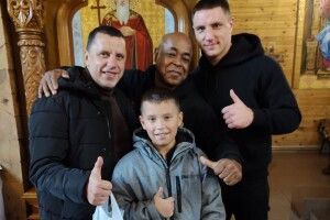 У місті на Волині  відомий боксер з наставником, який тренував Кличка, роздавали у церкві подарунки (Фото)
