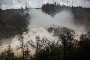 У США руйнується найбільша гребля (пряма відеотрансляція)