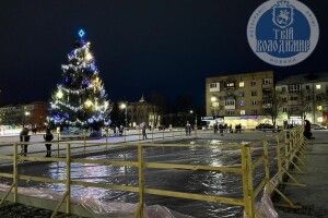 У райцентрі на Волині біля головної ялинки залили каток (Фото. Відео)