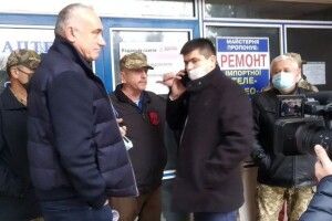 Люди в камуфляжі перепиняли депутатів Рівнеради перед сесією (Фото)