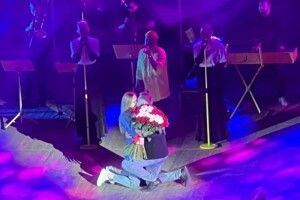 Хлопець оригінально освідчився дівчині на концерті відомого співака з Луцька (Відео)