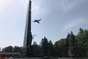 У Луцьку на Меморіалі з обеліска демонтовують радянську зірку 