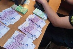 Серед одягу у валізах валюта: волинські митники виявили «надмір» у 70 тисяч євро