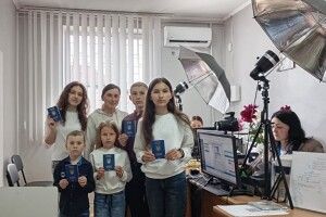 На Волині багатодітна мама оформила відразу 5 закордонних паспортів
