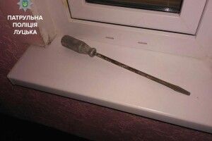 Чоловік хотів потрапити в аптеку: посеред ночі, через отвір у стіні…