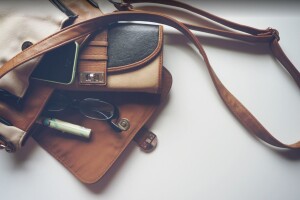 Застілля не вдалося: на Рівненщині чоловік вкрав телефон із жіночої сумки