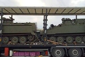 «Спартани» вже в дорозі: Порошенко показав, як бронемашини вантажать для доставки в Україну (Відео)