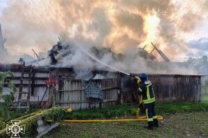 На пожежу у віддалене село на Волині мчали дві бригади рятувальників