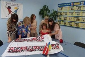 У Ковелі вишивають велетенську сорочку для Кобзаря (фото)