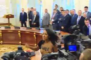 В Адміністрації Президента «феменка» показала цицьки й вигукували «Живе Білорусь!»