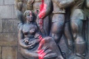 У Львові невідомі облили фарбою Монумент Слави (фото)