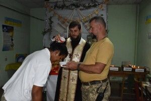 Волинський боєць охрестився на передовій (фото)