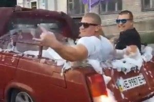 На «Жигулях» можна не лише їздити, а й купатися у них (відео)