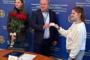 Звільнені з полону Мар’яна Мамонова та Анастасія Чорненька в Луцьку отримали нові паспорти
