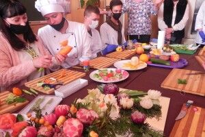 Цибулю, яблука, моркву, редиску у громаді на Волині перетворювали у екзотичні квіти (Фото)