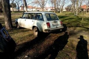 У Луцьку білого «Жигуля» припаркували на зеленій зоні (фото)