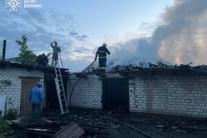 На Волині спалахнула господарська будівля