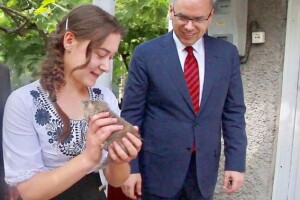 Одеський губернатор подарував свій сільський будинок сироті (фото)