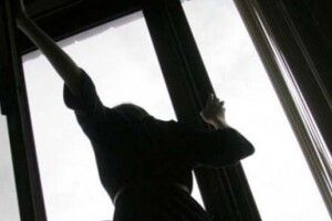 Неповнолітня вистрибнула з 13 поверху у Маріуполі, ймовірно виконуючи завдання квесту
