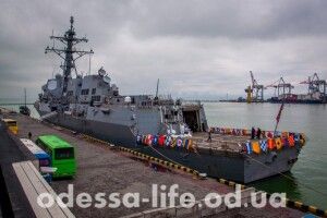 Американський військовий корабель у наших територіальних водах