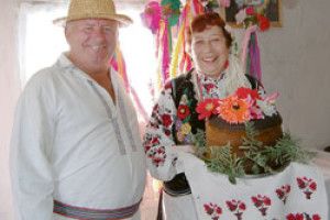 КОРОВАЙ ВИПІКАЮТЬ ДОБРІ СЕРЦЕМ ЛЮДИ