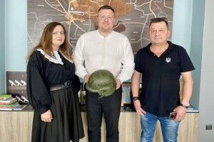 Мер міста на Волині отримав цікавий подарунок від бійців з передової (Фото)