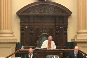 В Австралії спікер парламенту одягнув вишиванку, аби вшанувати загиблих на Донбасі 