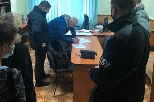 На Волинській та Рівненській митницях ДБР викрили корупційні схеми розмитнення вантажівок на мільйони гривень