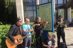Борис Гребенщиков заспівав на вулиці Житомира