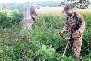 Волинська молодь продовжує відновлювати українські поховання у Польщі