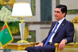 До такого навіть Янукович з Азаровим не додумалися: Гурбангули Бердимухамедов під час засідання туркменського уряду піднімав золотий гриф від штанги (відео)