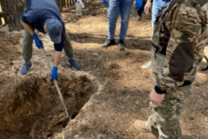 На Київщині знайшли тіла хлопців, яких окупанти розстріляли в авто й переїхали танком (Фото)