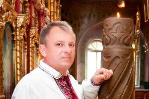 Свічки у вигляді веж Луцького замку власноруч виготовляє головний бджоляр Волині!
