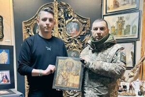 Військовослужбовець передав у музей на Волині ікону, врятовану з-під обстрілів на Донеччині