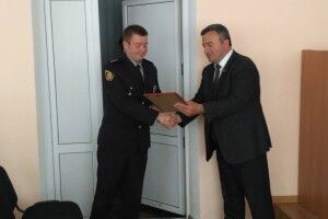 Дільничний одержав грамоту за геройське затримання грабіжника (фото)