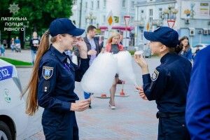 Рівненські патрульні крутили педалі й наминали солодку вату (фото)