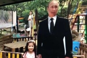 У Вірменії на дитячому майданчику встановили картонного Путіна