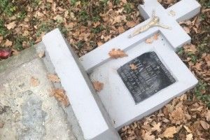 Невідомі у Польщі осквернили українські могили