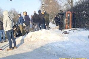 Біля Луцька перекинувся бус (Фото)