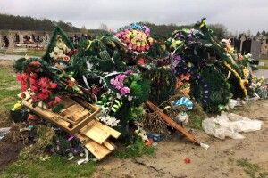 Волинський священик закликав вірян нести на могили близьких тільки живі квіти