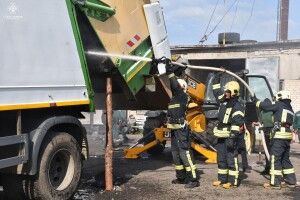У селі під Луцьком сталася пожежа в сміттєвозі