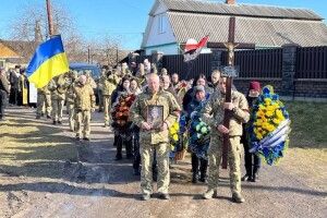 На Волині провели в останню дорогу батька трьох дітей, який загинув на фронті 