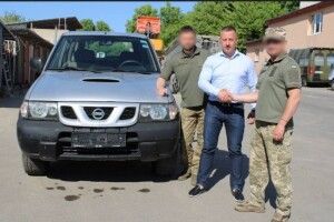 Рівненський посадовець передав автомобіль на передову