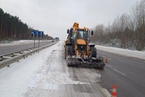 На дорогах Волині ліквідовують наслідки негоди (Фото)