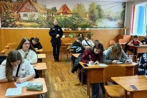 Обійми, що гріють серце: волинські правоохоронці із школярами долучилися до всеукраїнського проєкту (Фото)