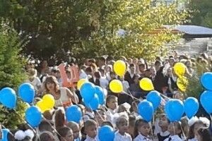 У Сімферополі діти прийшли на перший дзвоник із жовто-блакитними кульками 