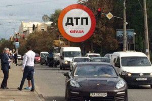 У Києві розстріляли з автоматів «Porsche» з «козирними» номерами (фото)